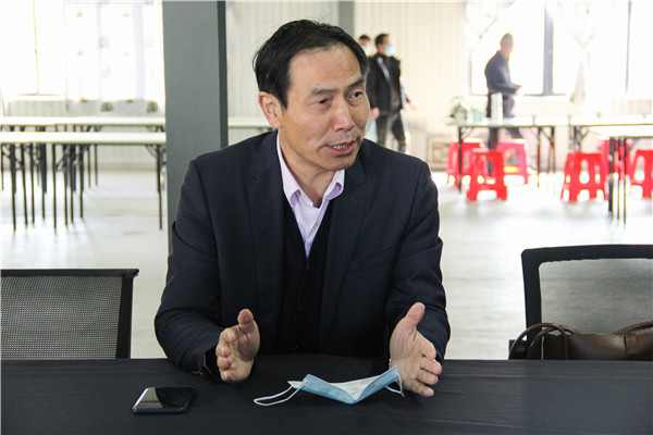 九州ku酷游钢构集团执行董事长孙关富坐镇现场担当总指挥_副本.jpg